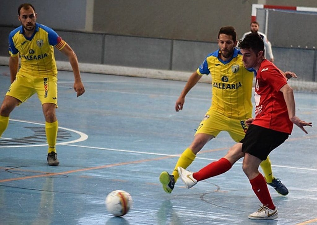 El CFS Mar Dénia venció a domicilio al Ye Faky por 1 a 3 1 curro y blai presionando la salida de un jugador rival