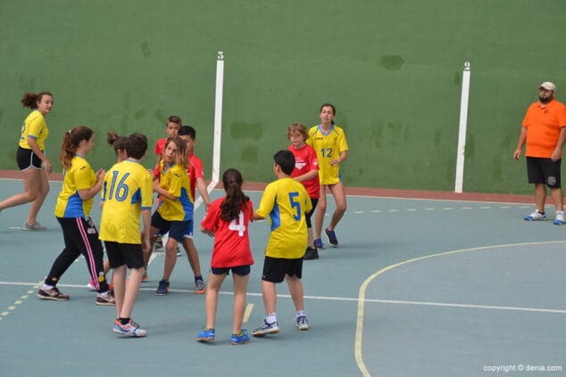 dianenses y pedregueros en el choque de balonmano