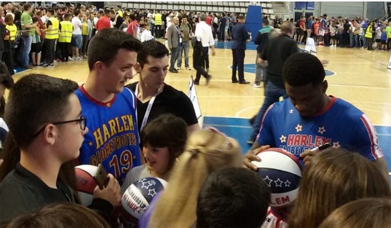 Dos jugadores de los Harmlem Globettroters firmando