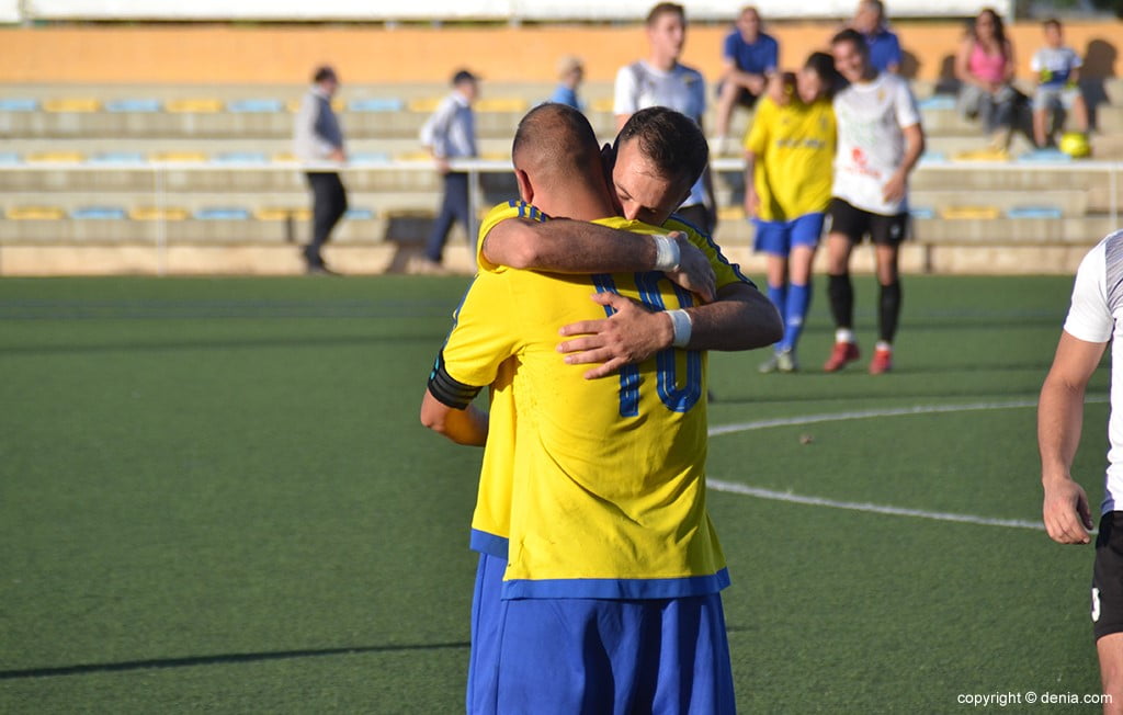 Emotivo abrazo entre Guerrero y Panucci al final del partido