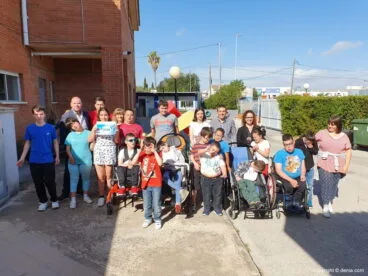 entrega de cheque al colegio raquel paya
