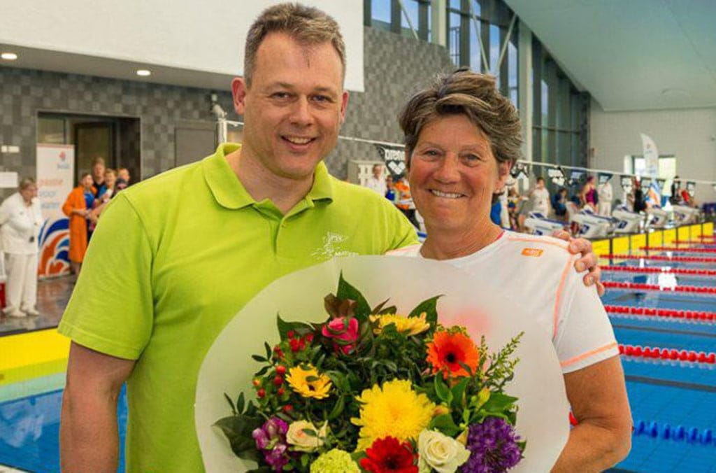 Ineke Weekers, del Club Natación Dénia, estableció un nuevo récord europeo Máster 1 ineke weekers con un ramo de flores