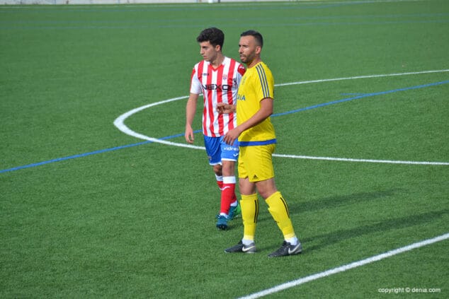El CD Dénia pagó muy caro sus errores en Onda (2-0) 8 javi controlando la zona central