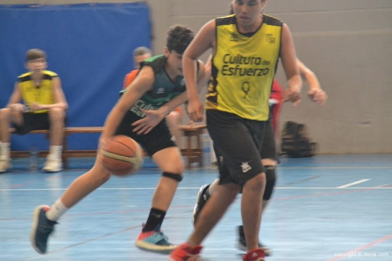 Jugador de baloncesto de Xàbia en la final