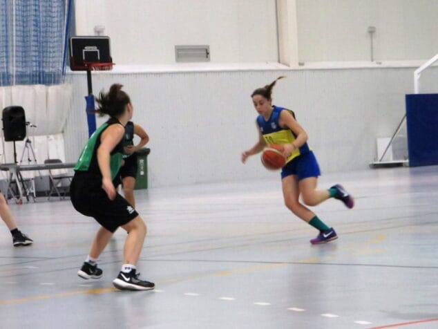 jugadora junior del denia basquet botando la pelota