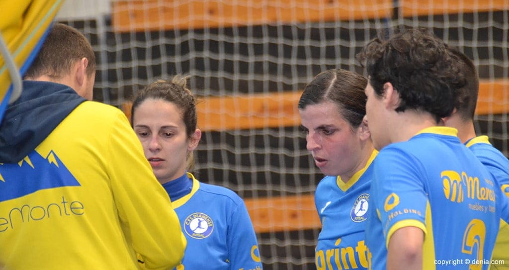 El equipo femenino del CFS Dianense busca la remontada ante el CD Parque Santa Ana 2 jugadoras del cfs dianense con su tecnico