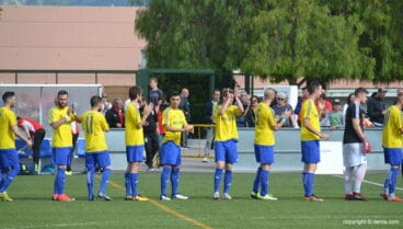 jugadores dianense saludando