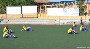 jugadores sentados como protesta por la falta de cobro