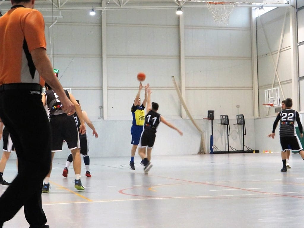 lanzamiento de un triple de un senior del denia basquet