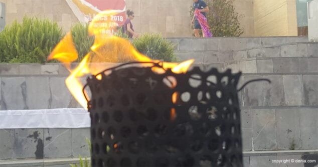 Calurosa acogida en Dénia a la antorcha de los ‘XIII Mini Jocs Esportius Marina Alta’ 9 llama olimpica de la antorcha