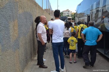 Llegada del bus de aficionados a Onda