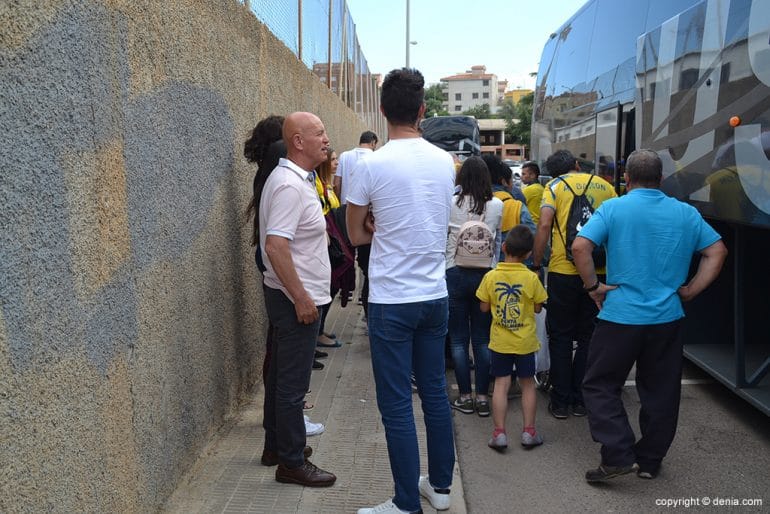 Llegada del bus de aficionados a Onda