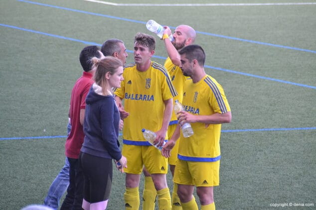 El CD Dénia pagó muy caro sus errores en Onda (2-0) 9 los dianenses refrescandose