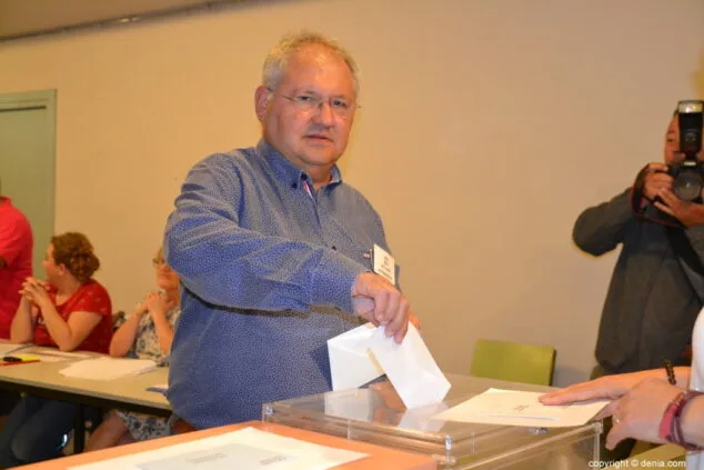 mario vidal votando