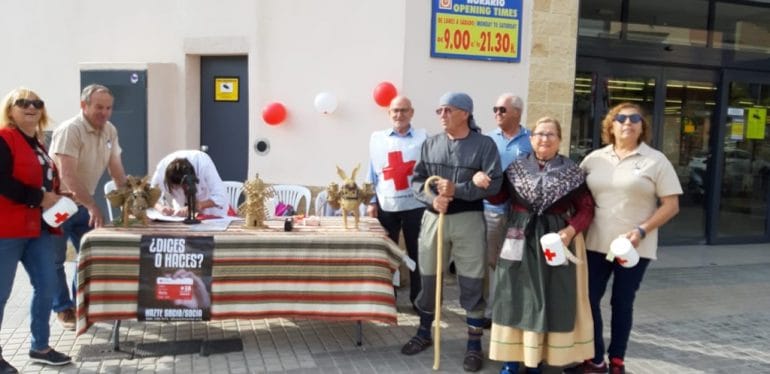 Mesa de voluntarios del Día de la Banderita