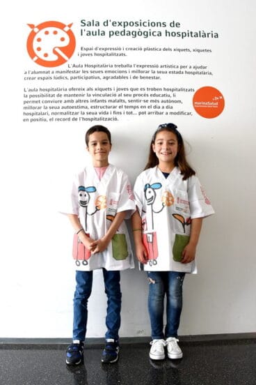 Niños con el uniforme de pediatría del Hospital de Dénia