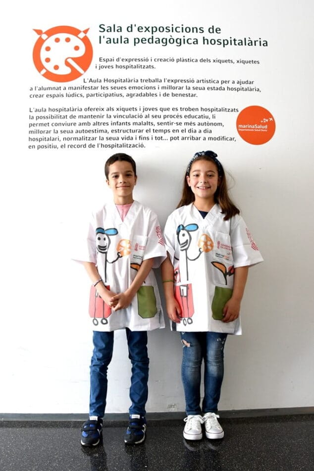 ninos con el uniforme de pediatria del hospital de denia