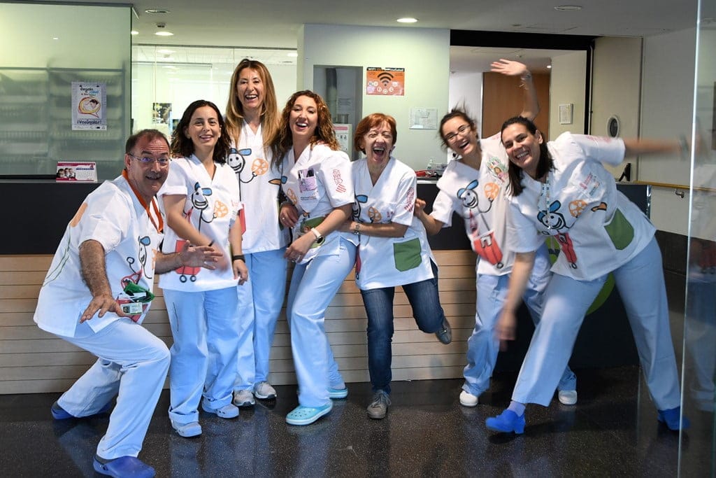 nuevos uniformes para el equipo de pediatria del hospital de denia