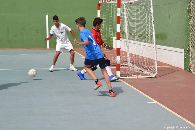 Ocasión para un jugador de Els Poblets en la final de fútbol sala
