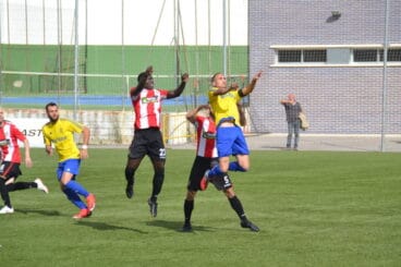 panucci disputando un balon en lolleria