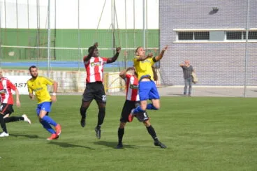 Panucci disputando un balón en L’Olleria
