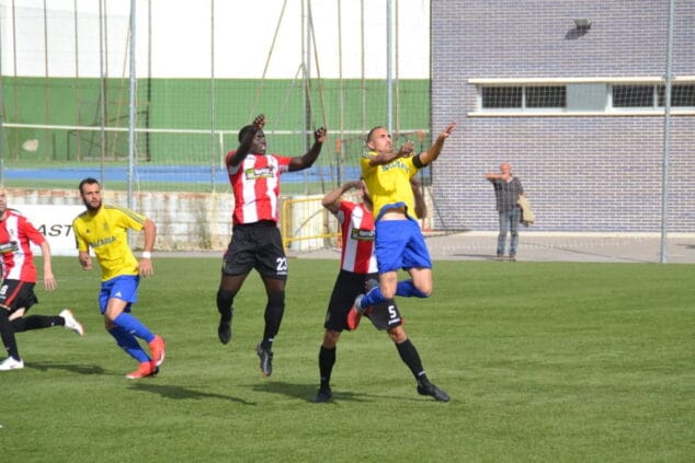 panucci disputando un balon en lolleria
