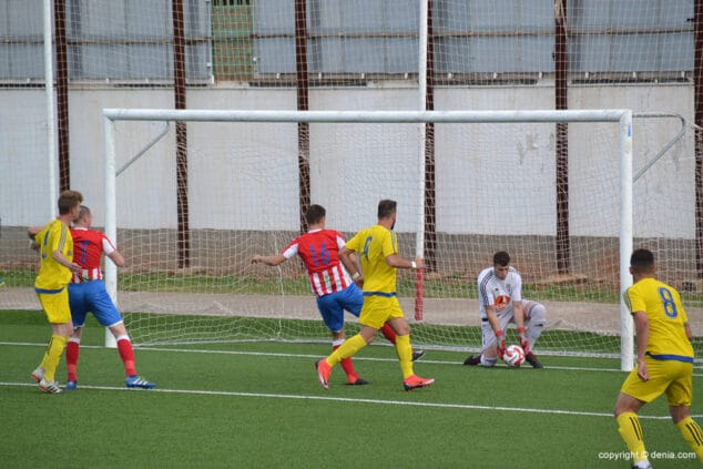 El CD Dénia pagó muy caro sus errores en Onda (2-0) 10 parada de maxi