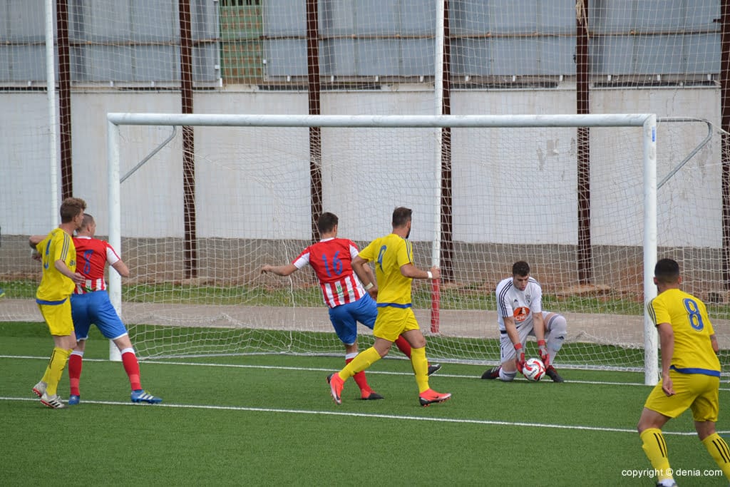 El CD Dénia pagó muy caro sus errores en Onda (2-0) 4 parada de maxi