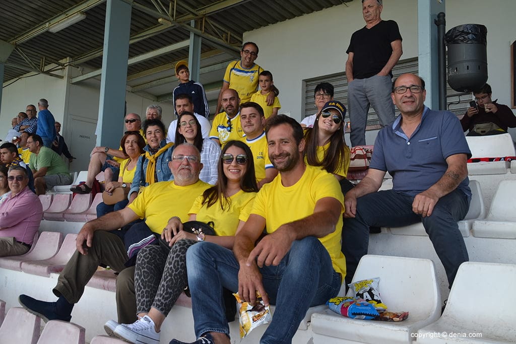 parte de la grada se vistio de amarillo