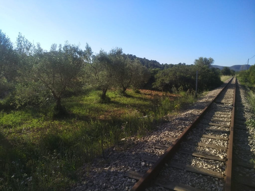 Paso de la vía del tren por Jesús Pobre