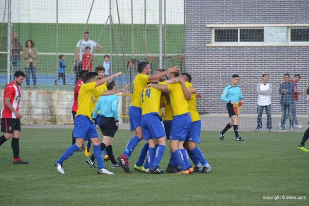 pina de jugadores dianenses al acabar el partido