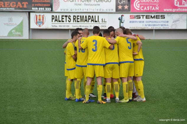 El CD Dénia pagó muy caro sus errores en Onda (2-0) 12 pina jugadores del denia