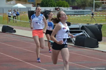 Relevista de Pego ganadora entrando en meta