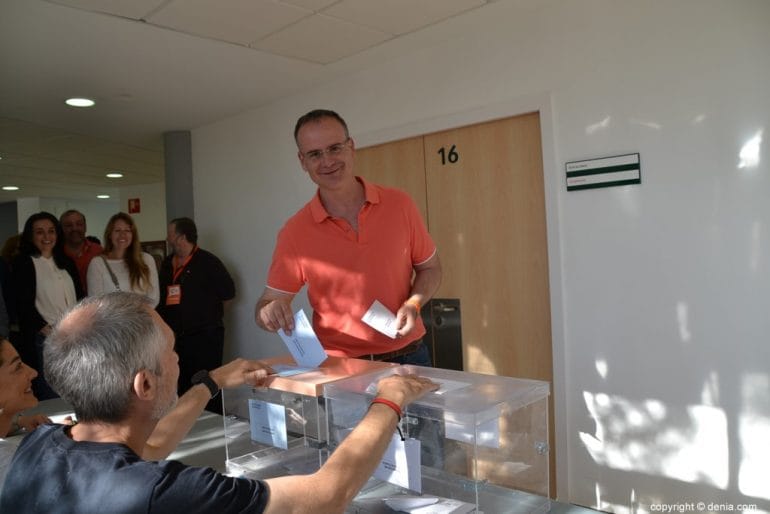 Sergio Benito votando