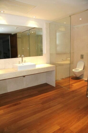 Tarima flotante baño Hermanos Camino