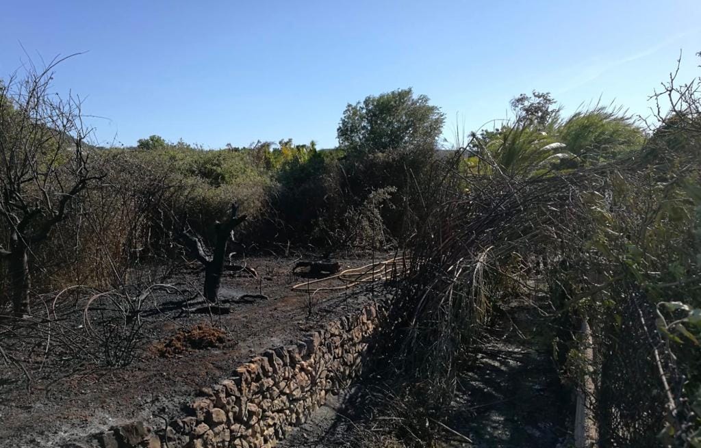 Los bomberos atienden el desmayo de un hombre cuando iban a sofocar un fuego en Dénia 2 terreno quemado en denia