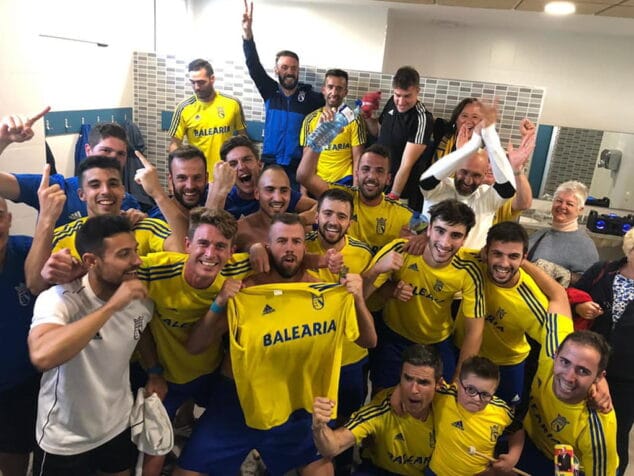 El Club Deportivo Dénia se proclama Campeón de Liga 12 vestuario feliz por el titulo conseguido
