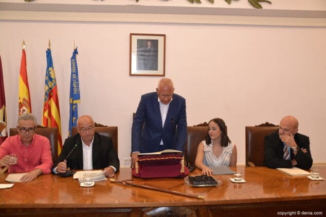 Vicent Grimalt, elegido alcalde de Dénia con los votos de PSPV y Compromís y la abstención de Ciudadanos 5 08 constitucion del ayuntamiento de denia vicent grimalt