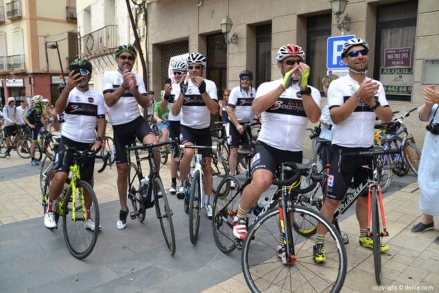 08 v carrera solidaria angers denia llegada de los ciclistas