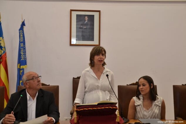 Vicent Grimalt, elegido alcalde de Dénia con los votos de PSPV y Compromís y la abstención de Ciudadanos 8 11 constitucion del ayuntamiento de denia maria josep ripoll