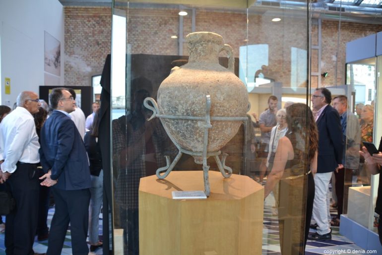 Inauguración del Museu de la Mar de Dénia - ánfora más antigua de la exposición