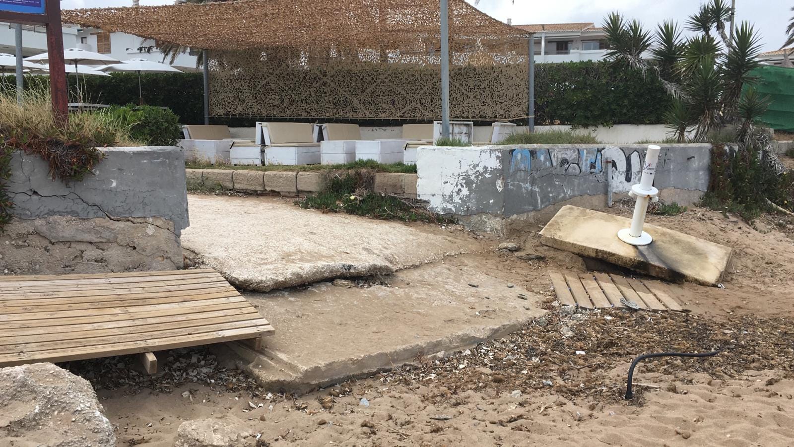 acceso a la playa por la calle mar jonica de denia