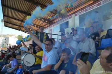 aficionados dianenses con humo azul y amarillo 1