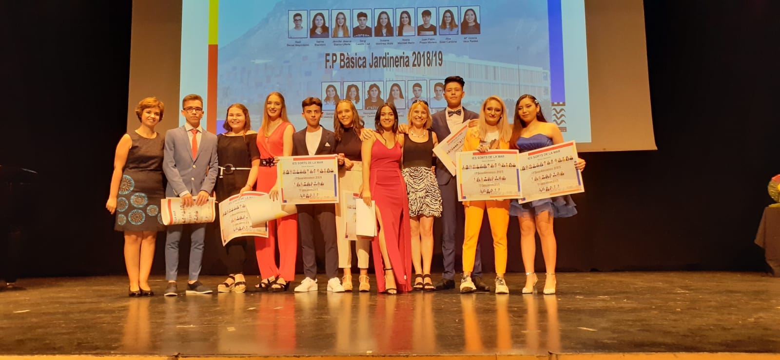 alumnos del ies sorts de la mar de 2o de fpb reciben su titulo de graduados