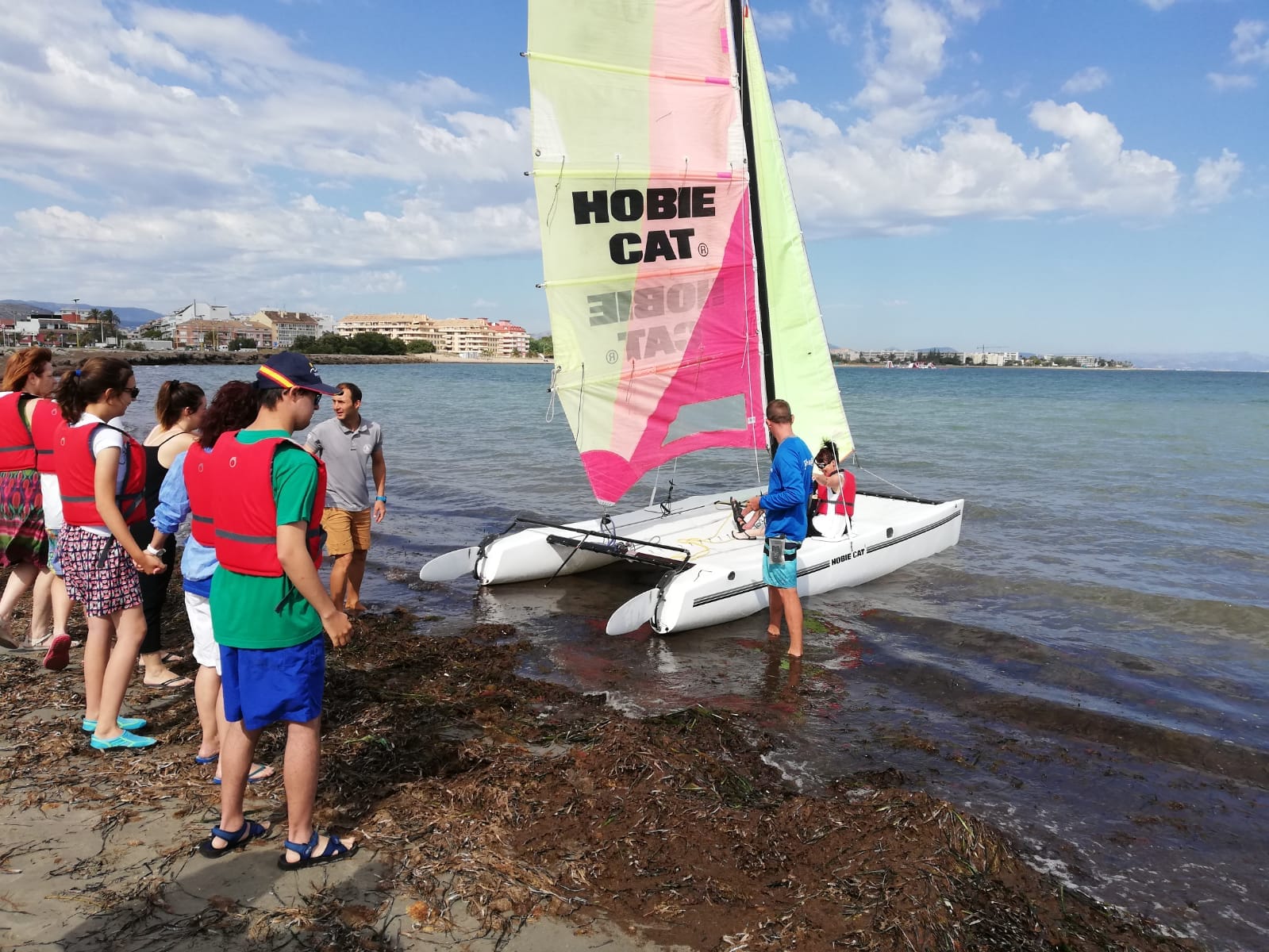 alumnos del raquel paya toman contacto con el sector nautico en la semana azul
