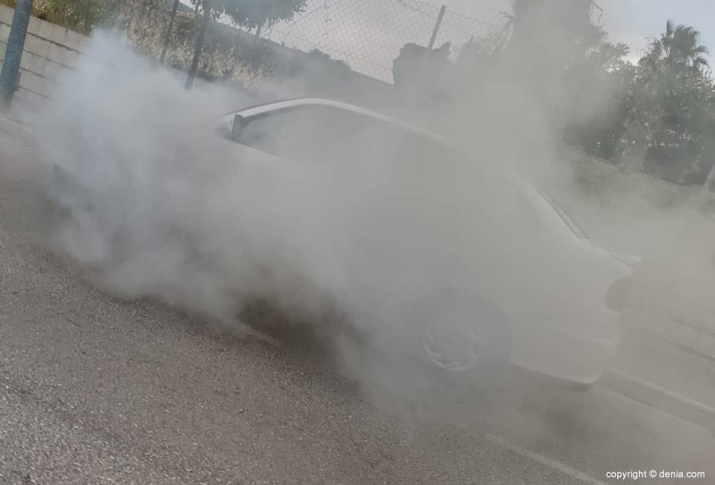 arde un vehiculo en una calle de denia