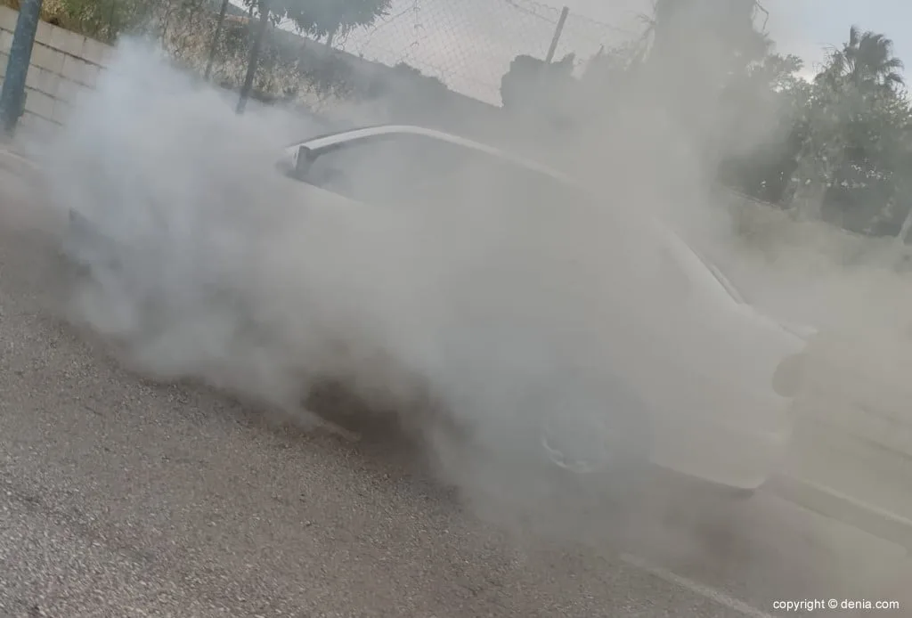 Arde un vehículo en una calle de Dénia
