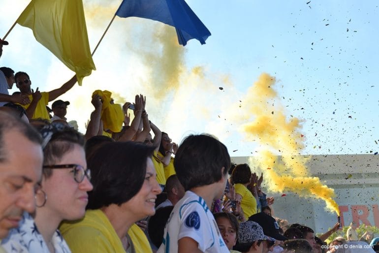 Bandera humo y confetti