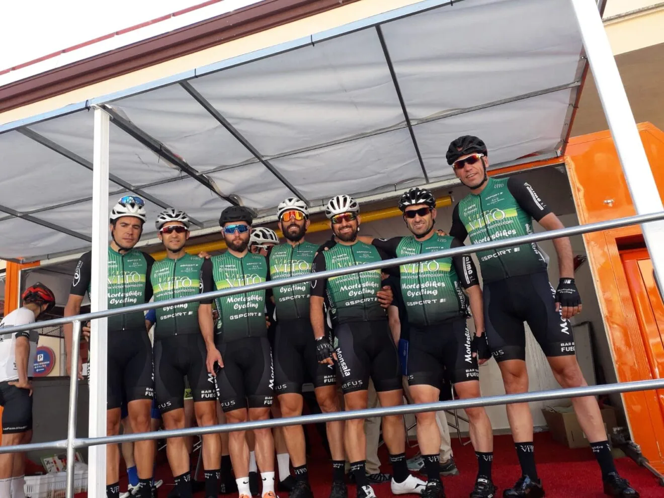 Ciclistas del Vito-UCMontgó en Tarragona