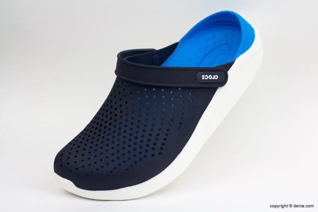 crocs blaus i negres calçats ramon marsal